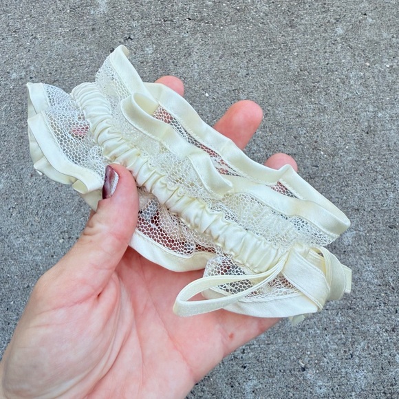 NWT Victoria’s Secret White Ivory Lace Garter - Picture 4 of 4